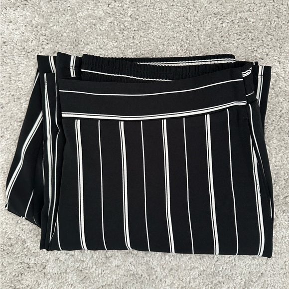 JONES STUDIO STRIPED WIDE LEG TROUSERS
BEAUTIFUL AND ELEGANT - Picture 2 of 6